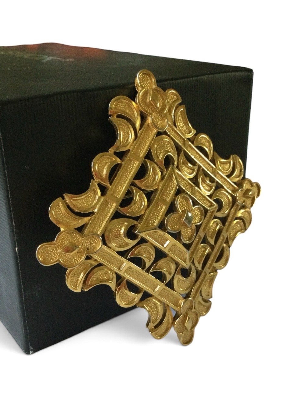 Vintage Crown Trifari Arabesque Gilded Statement Brooch - Picture 5 of 13